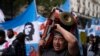 Un hombre toca un tambor durante una protesta para exigir empleos, beneficios sociales para los desempleados y más alimentos para los comedores populares en medio de una inflación vertiginosa, en Buenos Aires, Argentina, el 24 de agosto de 2023. (Foto AP/Victor R. Caivano )