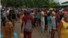 Una cola para comprar aceite en Alamar. Tomado de Antonio Enrique González Rojas.