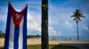 Una bandera cubana en la Playa de Bacuranao. AFP/ Yamil Lage / AFP