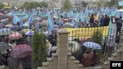 Recordando la deportacion de los tartaros en un cementerio de Simferopol, Crimea.
