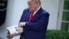 El presidente Donald Trump presenta el dispositivo de pruebas de COVID-19 de la firma Abbott, ID NOW.