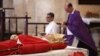 Miembros del clero celebran una misa de cuerpo presente en la Catedral de La Habana, en honor del cardenal Jaime Ortega Alamino