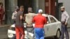 Un hombre es detenido durante una manifestación contra el gobierno del presidente cubano Miguel Díaz-Canel, en La Habana, el 11 de julio de 2021.