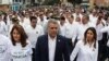 El presidente colombiano Iván Duque encabeza la marcha contra el terrorismo en Bogotá.