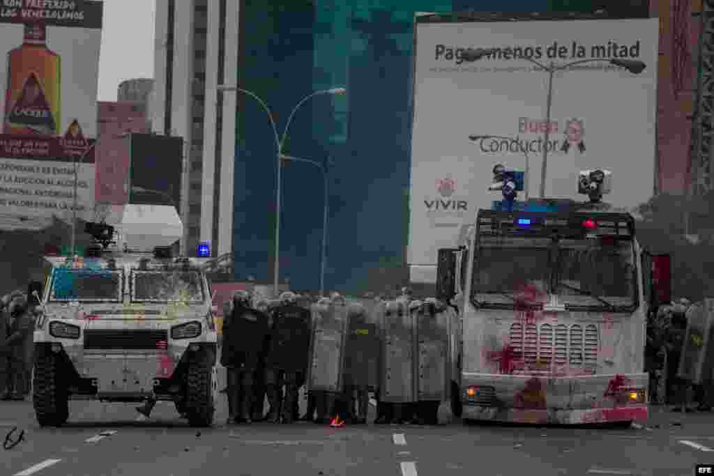 Integrantes de la Guardia Nacional Bolivariana (PNB) bloquean una calle durante una protesta hoy, lunes 8 de mayo de 2017, en Caracas (Venezuela). Las marchas opositoras venezolanas que pretendían llegar hoy al centro de Caracas desde varios puntos de la