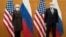 La subsecretaria de Estado de Estados Unidos, Wendy Sherman, y el viceministro de Relaciones Exteriores de Rusia, Sergei Ryabkov, asisten a conversaciones de seguridad en la Misión de Estados Unidos en Ginebra, Suiza, el 10 de enero de 2022.
