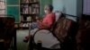 Norma Lidia Reyes espera para recibir una dosis de las gotas homeopáticas PrevengHo-Vir en su vivienda, en La Habana. (AP/Ismael Francisco)