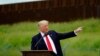 Durante su campaña presidencial Donald Trump visitó el muro fronterizo con el gobernador de Texas, Greg Abbott, en Pharr, Texas, el 30 de junio de 2021. (Foto AP/Eric Gay)
