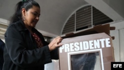 Miembros de las mesas colocan las urnas para la jornada electoral en Ciudad de México.
