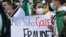 Una opositora al gobierno del presidente boliviano Luis Arce sostiene un cartel que dice "No fue un golpe, fue un fraude" mientras participa en una protesta contra el arresto de la expresidenta interina Jeanine Áñez y sus ex ministros. Foto: Rodrigo Urzagasti / AFP.