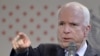 John McCain le habla a estudiantes de la Conferencia de Estudiantes Japonesa Americana en Tokio, 2013. EFE/Franck Robichon/Pool
