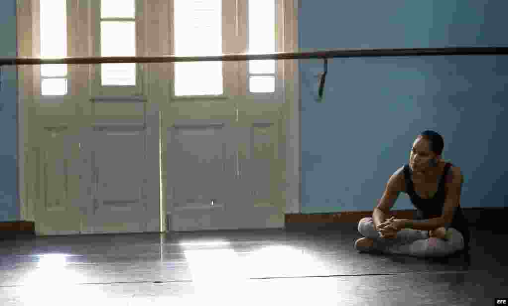 Misty Danielle Copeland (d), primera bailarina afroamericana del American Ballet Theatre, observa un ensayo durante su visita a la sede del Ballet Nacional de Cuba hoy, martes 15 de noviembre del 2016, en La Habana (Cuba). Misty Danielle Copeland visita