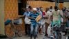 Cubanos hacen colas fuera de las tiendas para hacer compras.