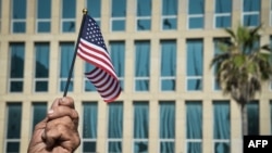 Una bandera de EEUU frente al edificio de la embajada de EEUU en La Habana/