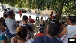 Un grupo de migrantes cubanos en Ciudad Panamá.