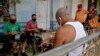 Clientes esperan ser atendidos en un taller privado de reparación de electrodomésticos, en La Habana. (Yamil LAGE / AFP)