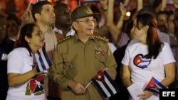 Jóvenes estudiantes con camisetas alegóricas durante una marcha revolucionaria en La Habana.