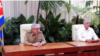 Miguel Díaz-Canel da lectura a la entrada del "ordenamiento" bajo la mirada del general Raúl Castro.