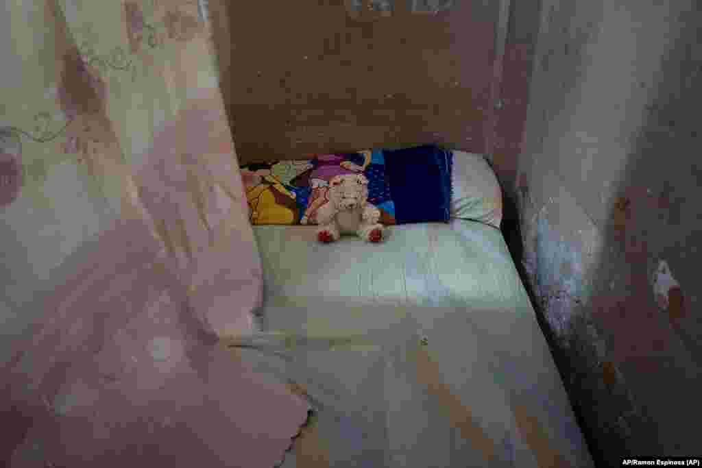 Un osito de peluche descansa sobre la cama de Mackyanis Yosney Romam Rodríguez, detenido junto con sus dos hermanos, acusados de participar en las recientes protestas contra el gobierno, en el barrio La Güinera, La Habana.