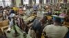 Empleados de una fábrica de tabacos en La Habana. (AFP/Adalberto Roque).