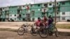 Cubanos intentan conectarse a Internet por medio de una WIFI desde Gaspar, Ciego de Avila