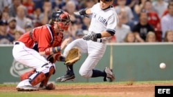 Catcher de los Medias Rojas Jarrod Saltalamacchia en el Fenway Park in Boston, Massachusetts.