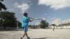 Niños cubanos jugando pelota, película Baseball's Final Frontier.
