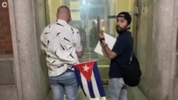 Cubanos colocan carteles en la sede de la misión permanente de Cuba ante ONU en Nueva York Cubanos colocan carteles en la sede de la misión permanente de Cuba ante ONU en Nueva York