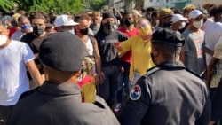 Policía política preparada para reprimir a los manifestantes pacíficos Policía política preparada para reprimir a los manifestantes pacíficos