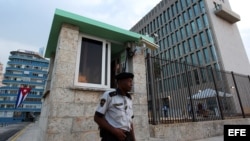 Un militar cubano custodia la embajada de Estados Unidos en La Habana.