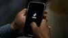 Un hombre abre la aplicación TikTok en su teléfono. (AP/Anjum Naveed, Archivo)