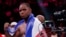 FOTO ARCHIVO. Frank Sánchez, de Cuba, celebra tras derrotar a Efe Ajagba, de Nigeria, por decisión unánime en un combate de boxeo por el título de peso el 9 de octubre de 2021, en Las Vegas. (Foto AP/Chase Stevens)