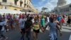 Los cubanos marcharon pacíficamente frente al Capitolio el 11 de julio, pero fueron reprimidos con violencia por la policía y las tropas especiales. REUTERS/Stringer