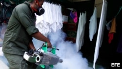 Un soldado fumiga en una vivienda de La Habana como parte de la campaña contra el virus del zika y otras enfermedades transmitidas por el mosquito aedes aegypti.