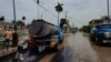Un conductor se refresca mientras llena el tanque de una pipa de agua en La Habana, el 3 de julio de 2023. La población afectada por este servicio vital aumentó de 78 mil personas, en 2022, a 114 mil en 2023. REUTERS/Alexandre Meneghini