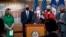 La presidenta de la Cámara de Representantes, Nancy Pelosi, acompañada de varios legisladores demócratas, habla durante una conferencia de prensa antes del voto en que fue aprobado el paquete de alivio de 1.9 billones de dólares.