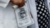 Decenas de médicos cubanos protestan el sábado, 22 de agosto de 2015, en Bogotá para denunciar "el limbo legal" en que se encuentran casi mil de ellos que permanecen a la espera de un visado para Estados Unidos y han agotado su tiempo de estancia regular