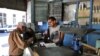Un bodeguero vende productos racionados a un cliente en La Habana. (Archivo)