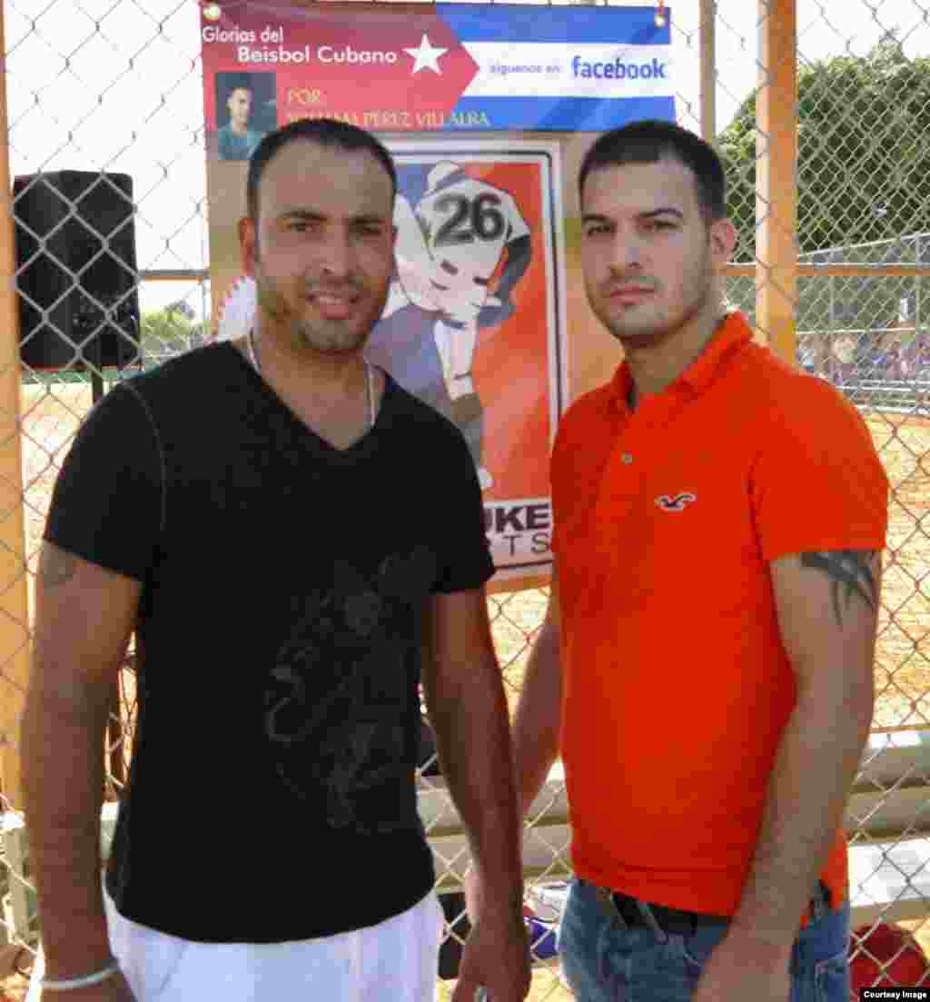 William Pérez con el pelotero cubano de gandes Ligas Rey Ordoñez. Cortesía de Glorias del béisbol cubano.