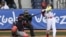 El receptor de los Agricultores de Cuba, Rafael Viñales (R), en un juego de béisbol de la Serie del Caribe contra los Federales de Chiriquí de Panamá en Caracas, el 8 de febrero de 2023. ( Yuri CORTEZ / AFP)