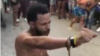 Maykel Osorbo, rapero y activista del Movimiento San Isidro, poco después de que sus vecinos impidieran su arresto.