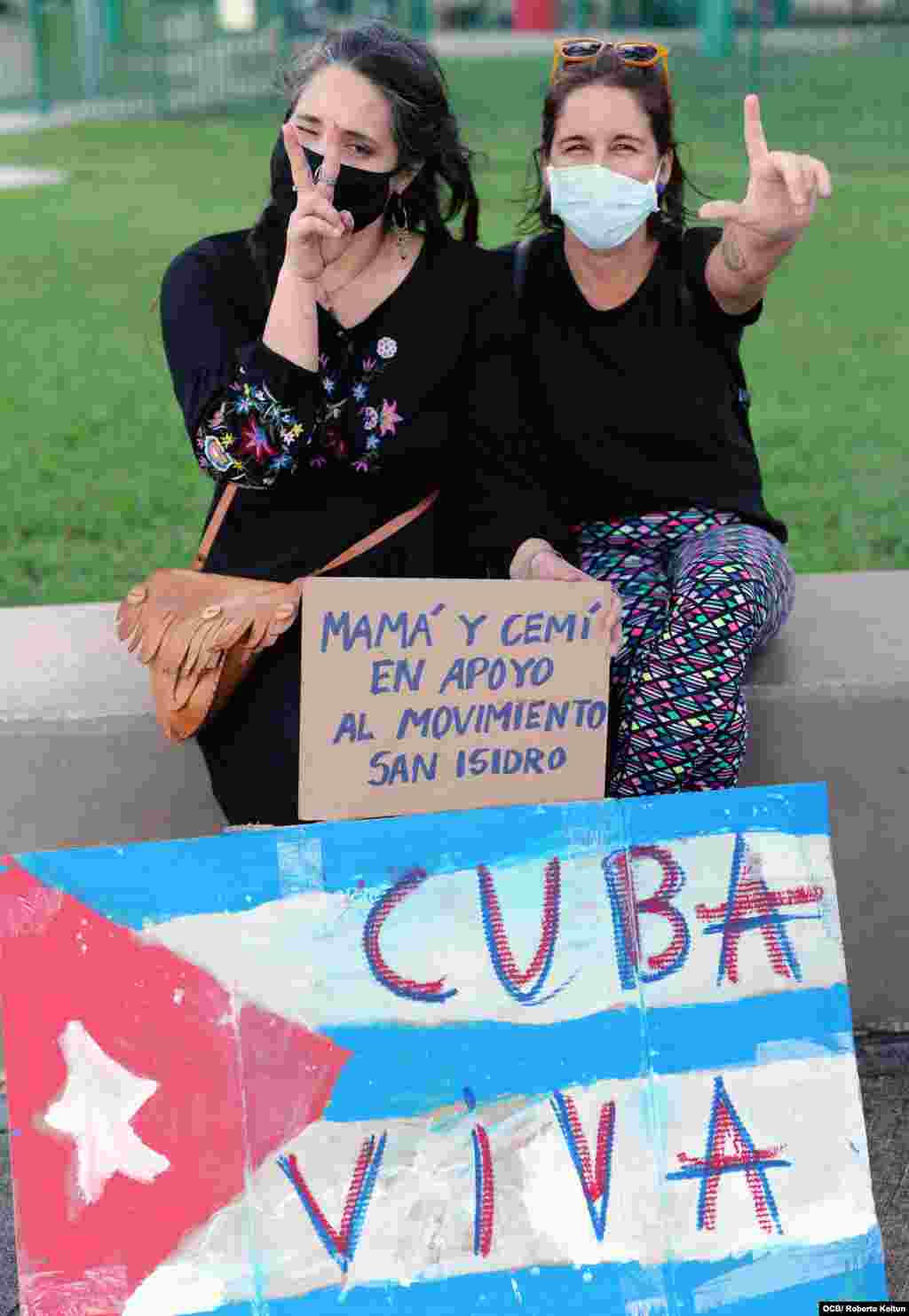 Manifestación de apoyo al Movimiento San Isidro en la ciudad de Miami. Betzabet Consuegra y su amiga Noeli Morejón durante la protesta de apoyo a los opositores cubanos en la isla. 