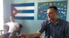 José Daniel Ferrer (der), líder de la UNPACU, en diciembre del 2016 y el activista Ernesto Oliva (izq.) en la sede de la organización opositora en Santiago de Cuba. Foto Archivo