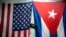 Las banderas de EEUU y Cuba cuelgan de un muro en La Habana. (AP/Ramon Espinosa/Archivo)