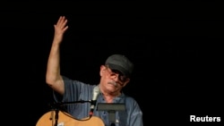Silvio Rodríguez en el Carnegie Hall de Nueva York el 4 de junio de 2010. (REUTERS/Jessica Rinaldi).