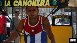 Un bicitaxista usa una camiseta con la bandera cubana en La Habana.