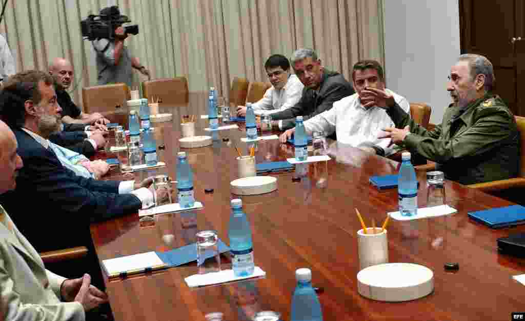 Fidel Castro se reunió en La Habana con el canciller argentino Rafael Antonio Bielsa (i). En la reunión también estuvo presente el canciller cubano Felipe Pérez Roque y Carlos Valenciaga, 