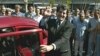 Oswaldo Payá hace la "L" de liberación a su arribo al aeropuerto Jose Martí de La Habana, el 2 de febrero de 2003.