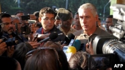 Díaz-Canel habla con los periodistas.