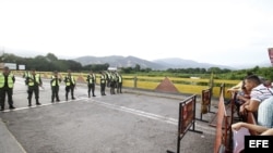 Algunas personas intentan cruzar hacia Venezuela desde Colombia el 13 de diciembre de 2016, en el Puente Simón Bolívar de la fronteriza ciudad de Cúcuta (Colombia).